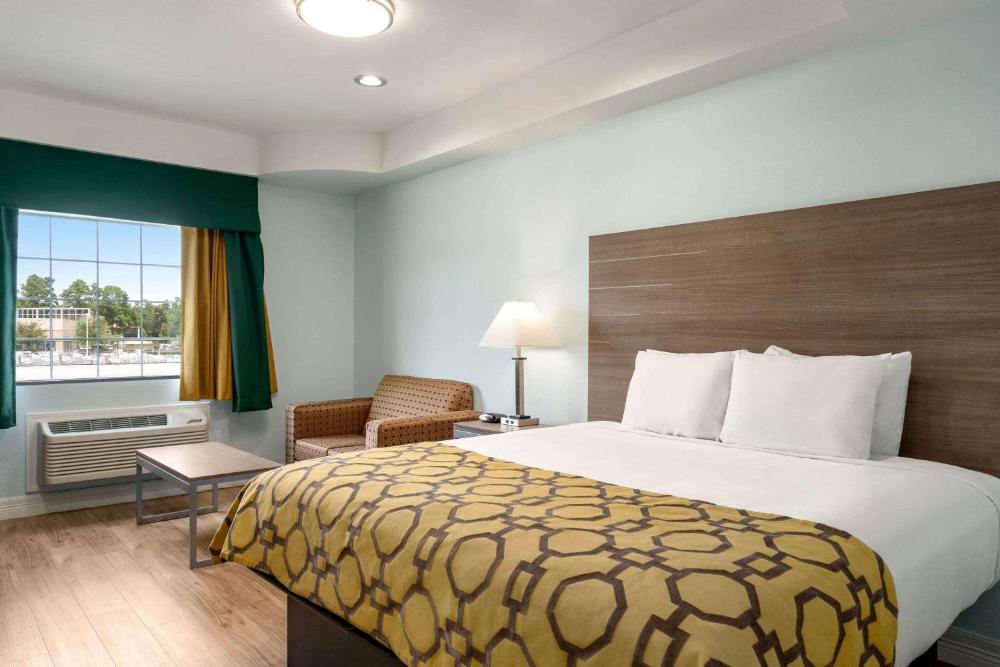 King Room with Mobility/Hearing Impaired Access - Non-Smoking interior